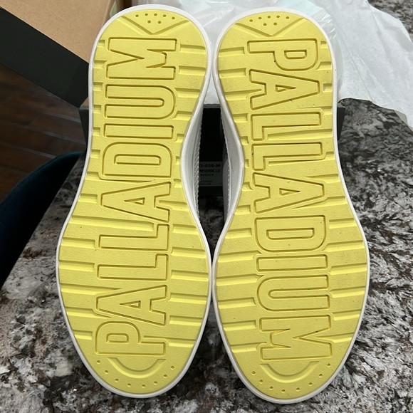 Brand new in box Palla Reverse Lo, 
Stylish kicks designed for everyday wear - Picture 5 of 8